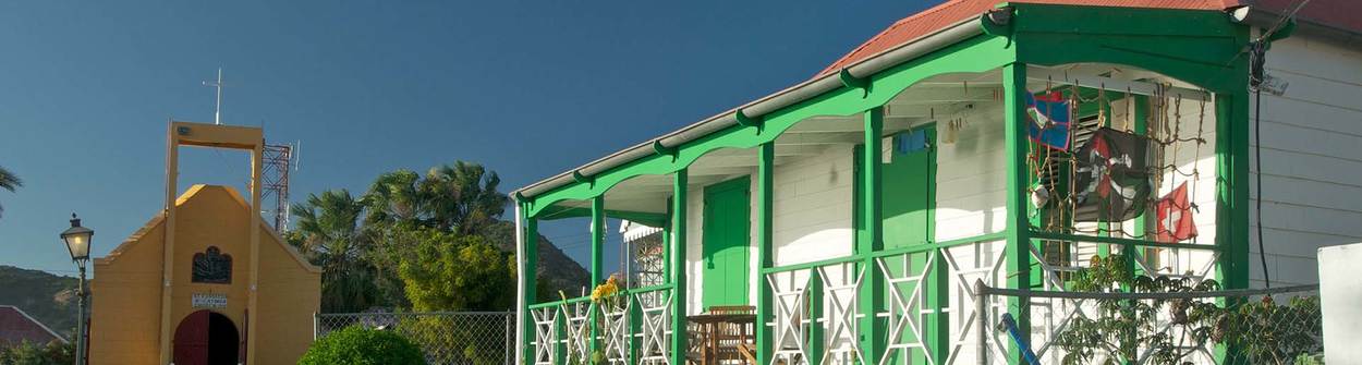 Sint Eustatius traditioneel houten huis en kerk in het centrum van Oranjestad