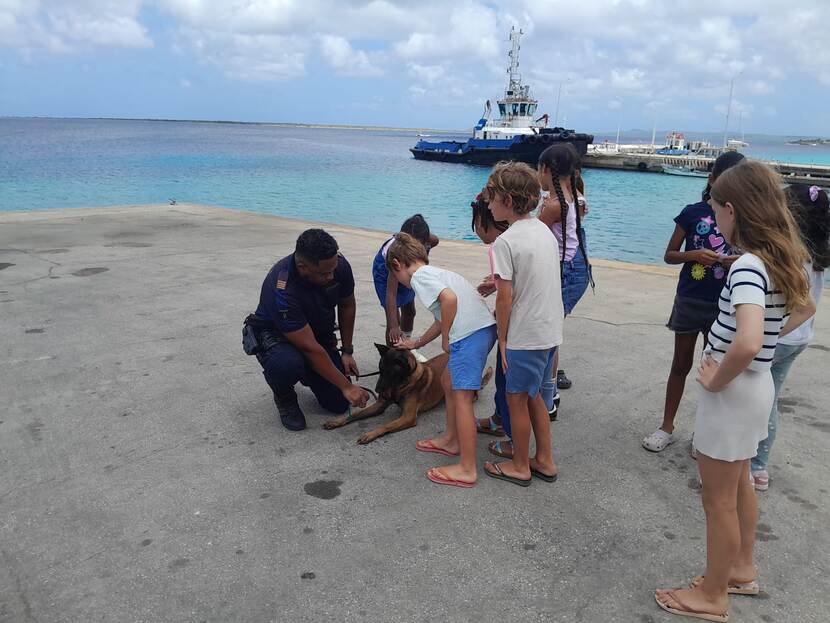 Kinderen Buki di Pret en Douane medewerker